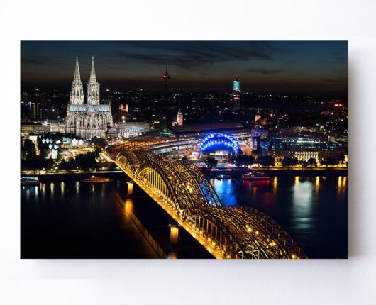 Fotoleinwand - Kölner Dom und Hohenzollernbrücke von oben commendo360.de